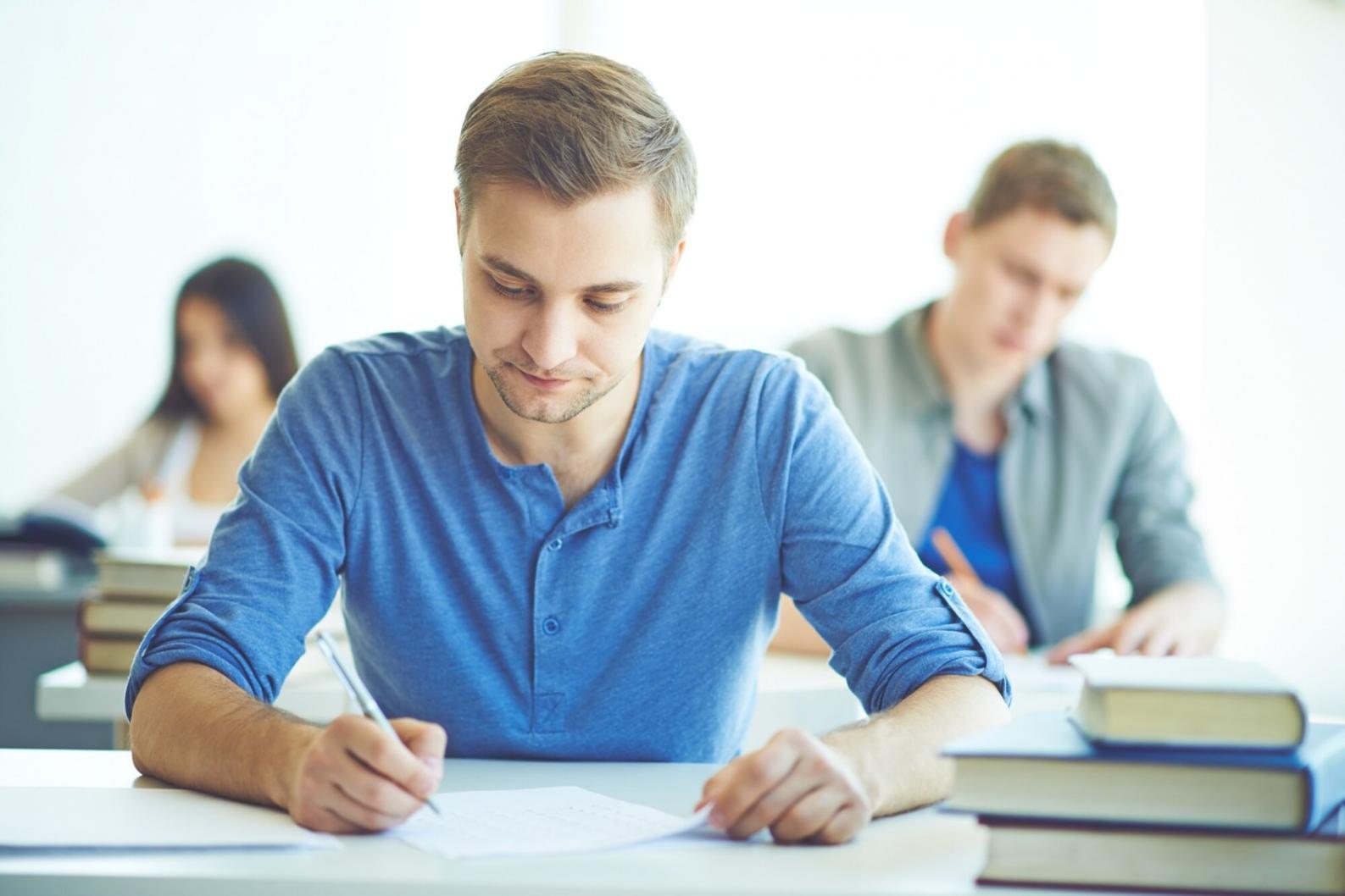 Profissional desenvolvendo competências financeiras